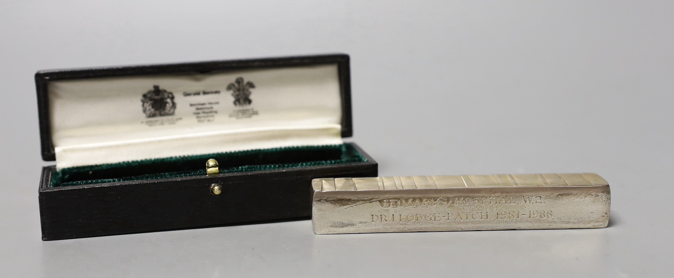 A cased modern silver rectangular presentation paper weight by Adrian Gerald Benney, London, 1987, 10cm, 251 grams, with engraved inscription, in Benney case.